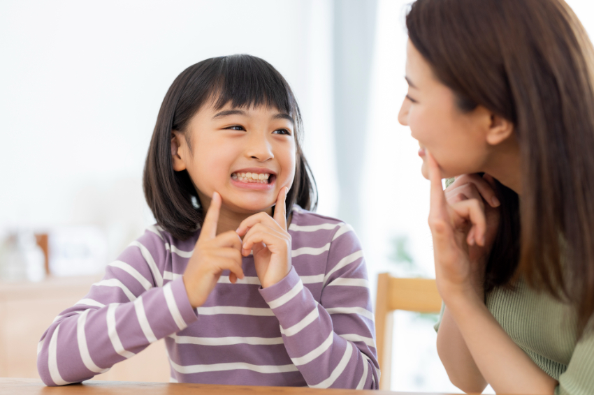 床矯正によって歯並びが綺麗になった子供