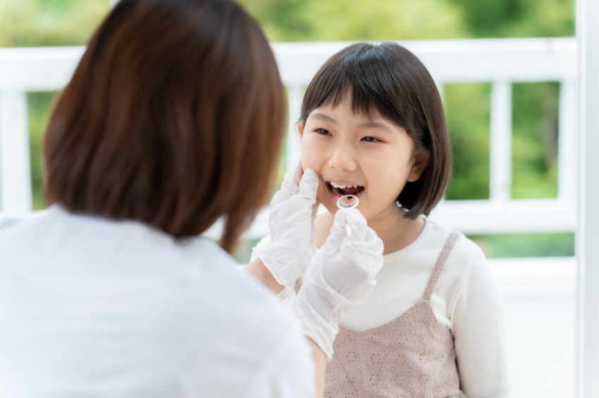 後戻りしていないか確認している子ども