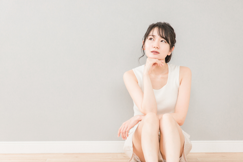 親知らずは抜くべきか考えている女性