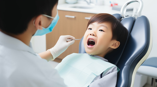 虫歯の治療を受ける子供